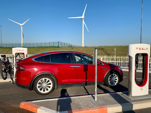 Borne de recharge de véhicules électriques Tesla Supercharger Coquelles