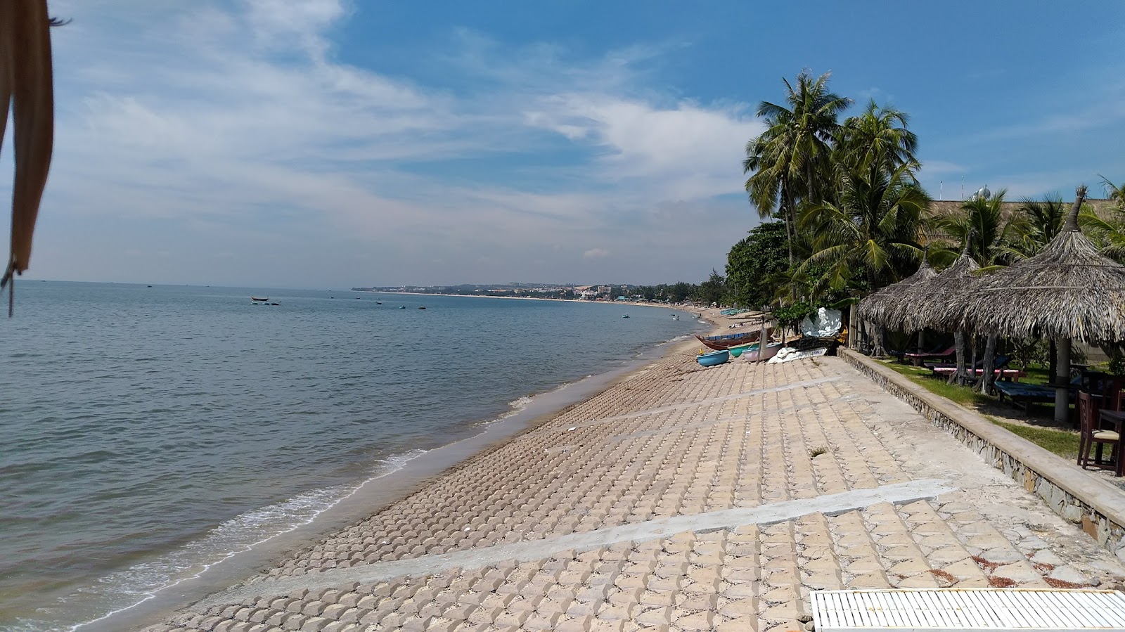 Foto di Bien Dong Viet Nam Beach con una superficie del acqua turchese