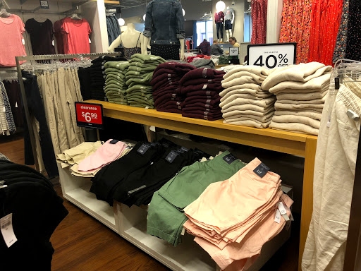 Clothing Store «Gap», reviews and photos, 18511 Outlet Blvd, Chesterfield, MO 63005, USA