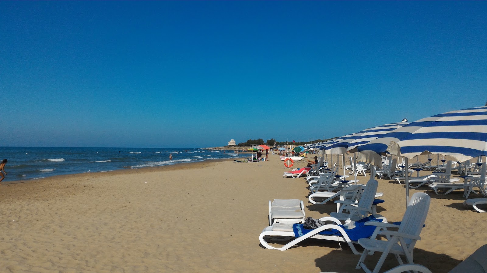 Spiaggia di Torre Mileto的照片 带有碧绿色纯水表面