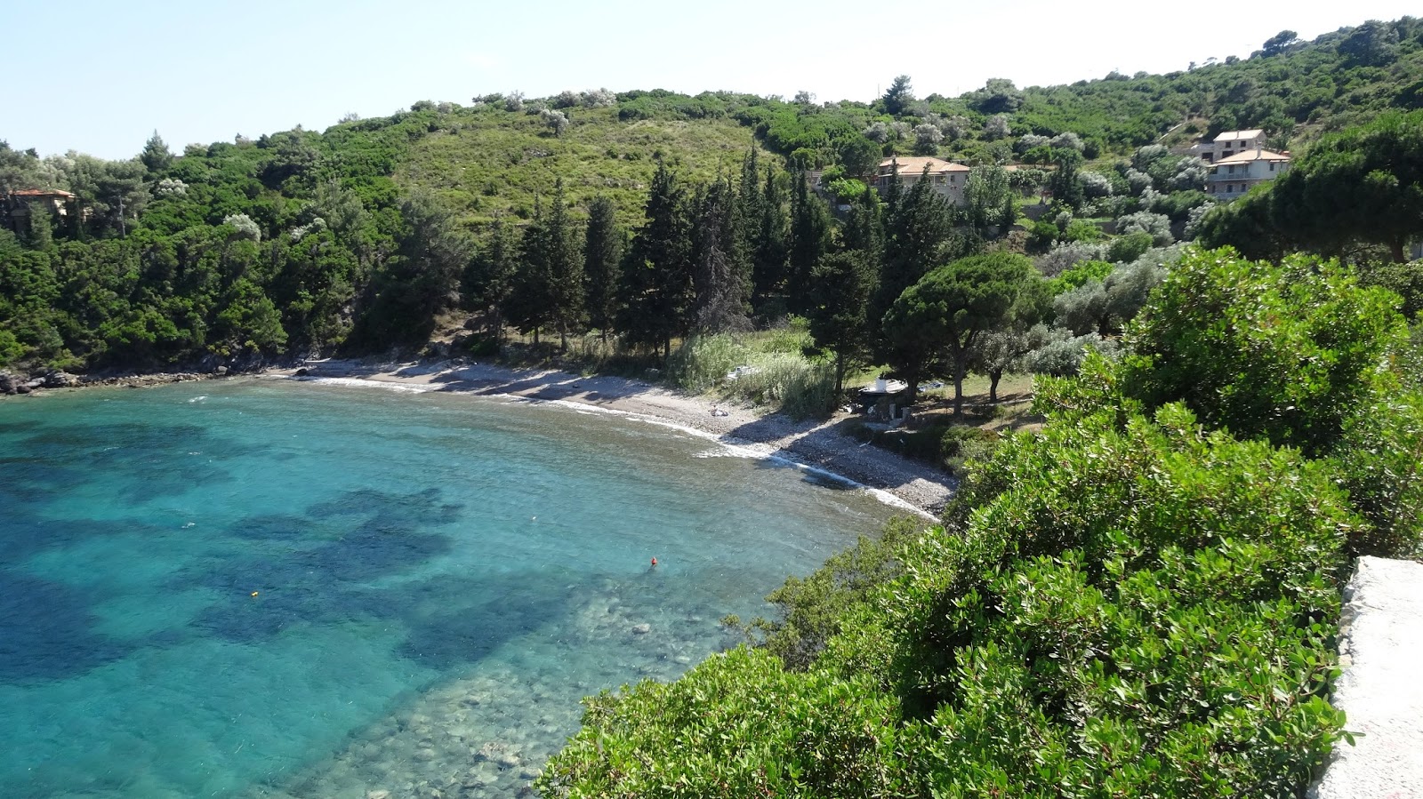Foto de Agios Petros beach zona salvaje