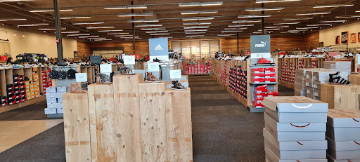 Shoe Store «DSW Designer Shoe Warehouse», reviews and photos, 7923 N Blackstone Ave, Fresno, CA 93720, USA