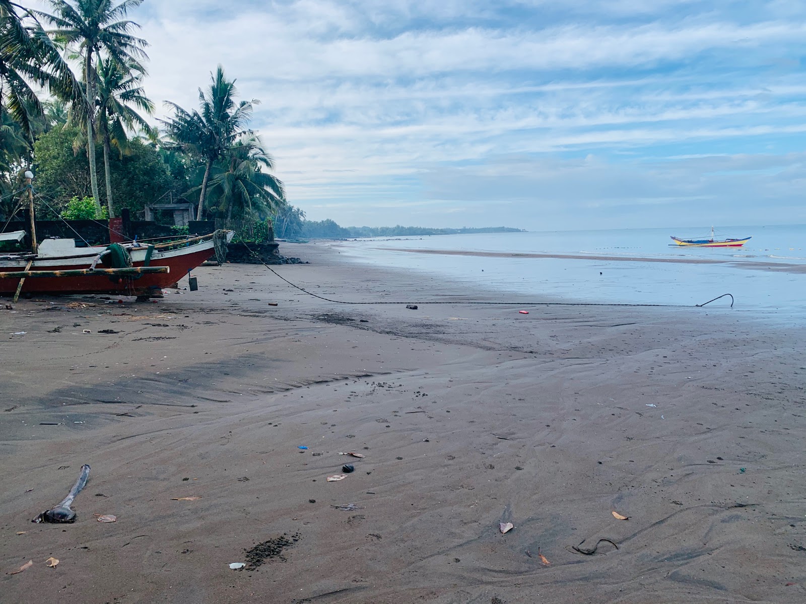 Φωτογραφία του Miranda Beach με γκρίζα άμμος επιφάνεια