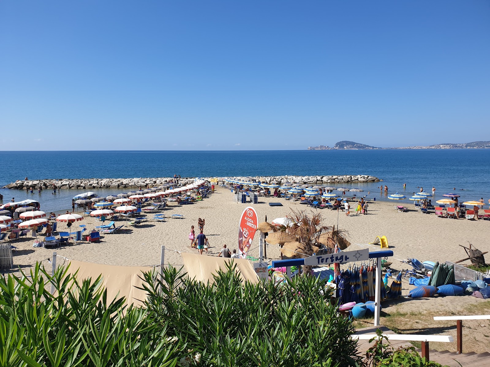 Foto de Spiaggia di Gianola apoiado por penhascos