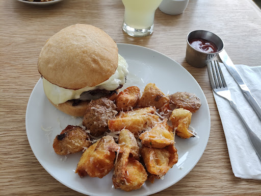 The Nest: También A BRUNCH Joint
