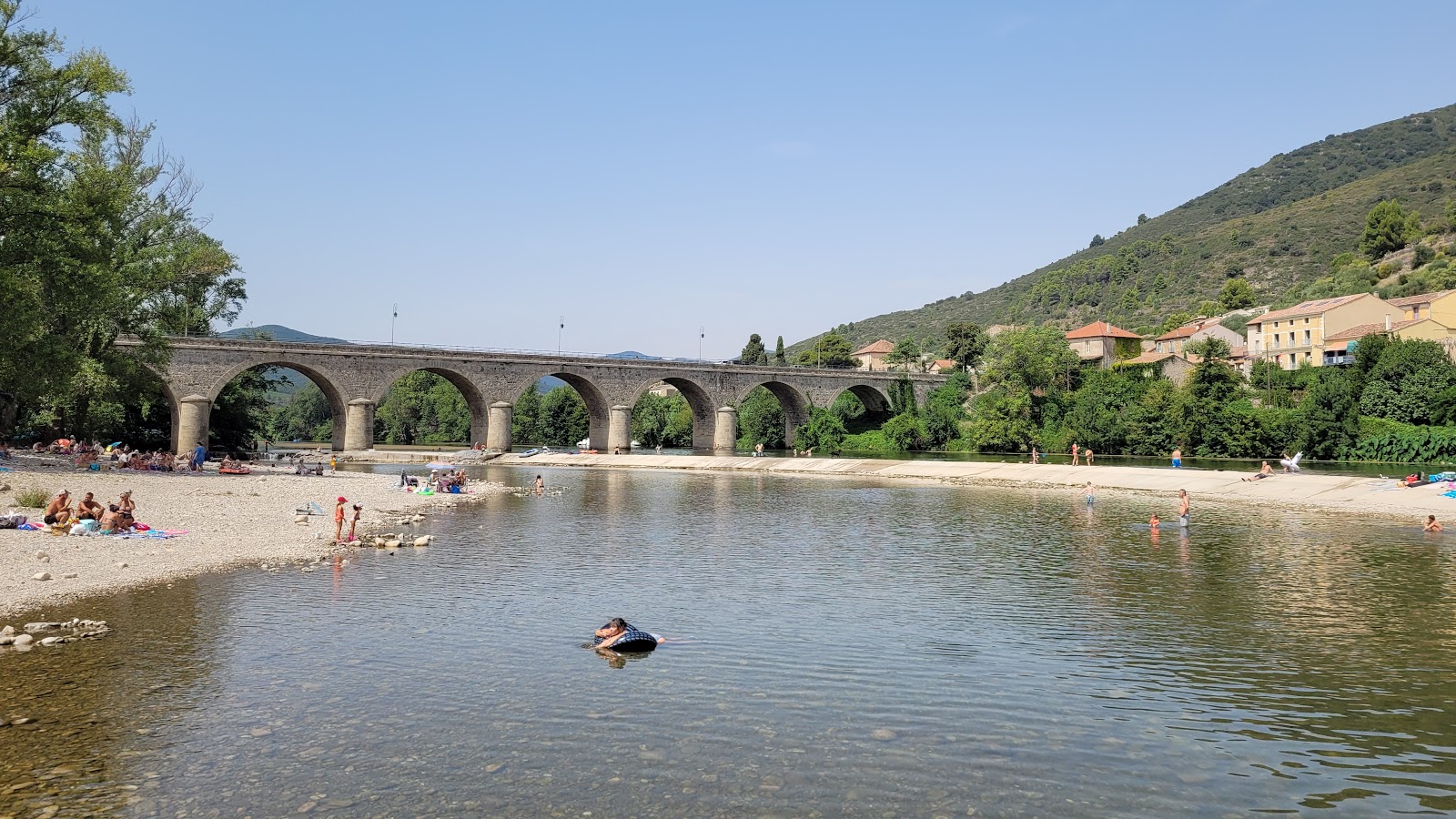 Foto di Plage De Roquebrun con una superficie del terreno roccioso