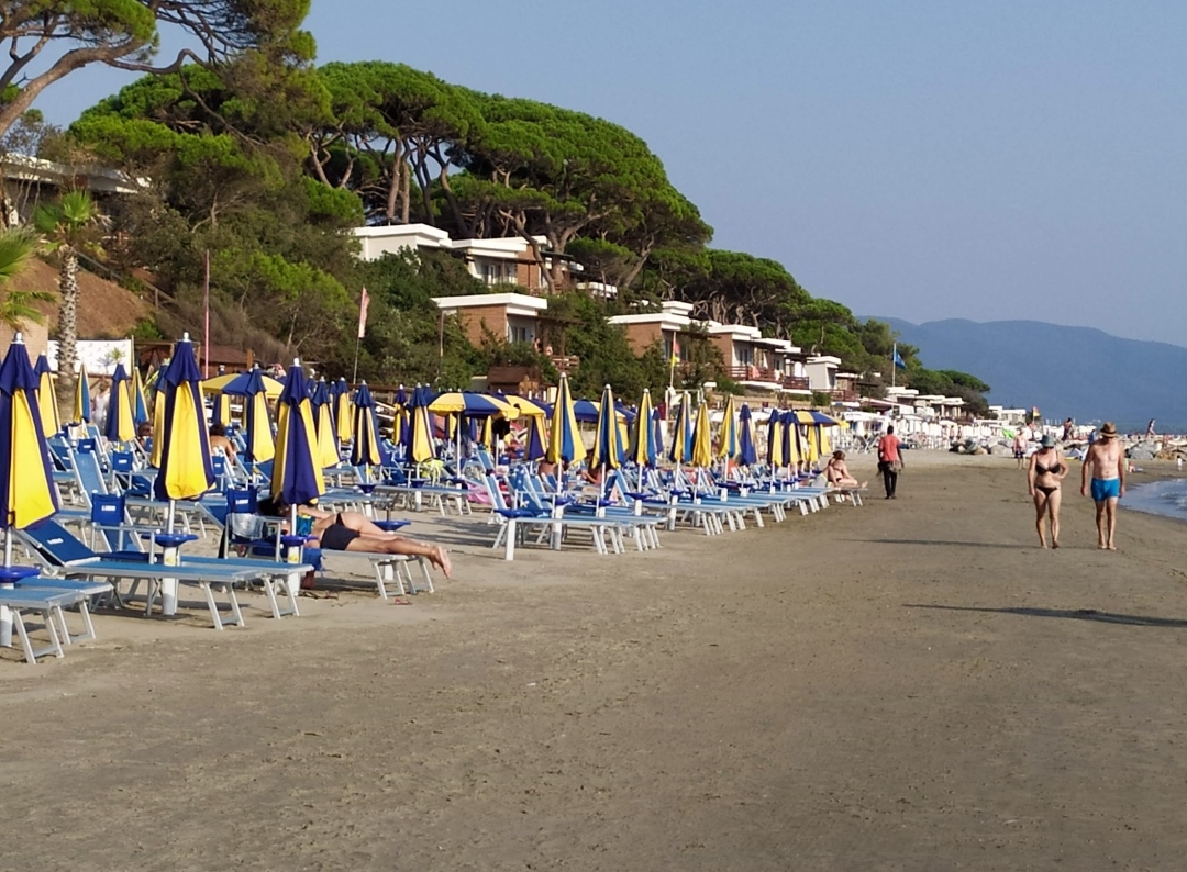 Spiaggia Golfo del Sole'in fotoğrafı plaj tatil beldesi alanı