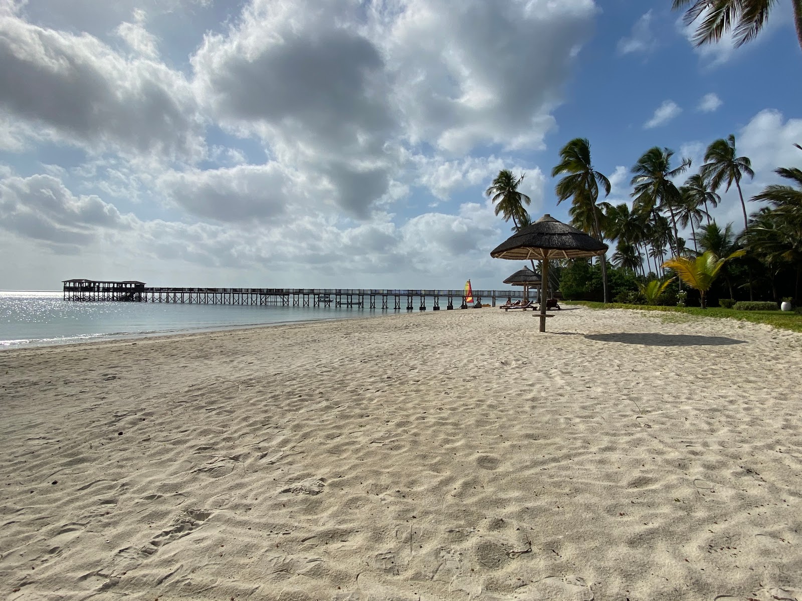 Foto van Mchangamle Beach en de nederzetting