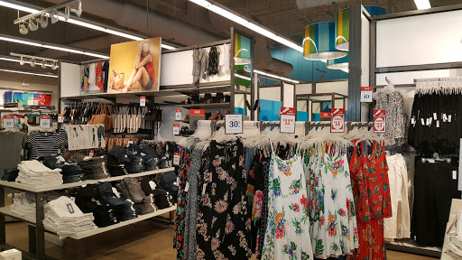 Clothing Store «Old Navy», reviews and photos, 1730 W Fullerton Ave, Chicago, IL 60614, USA