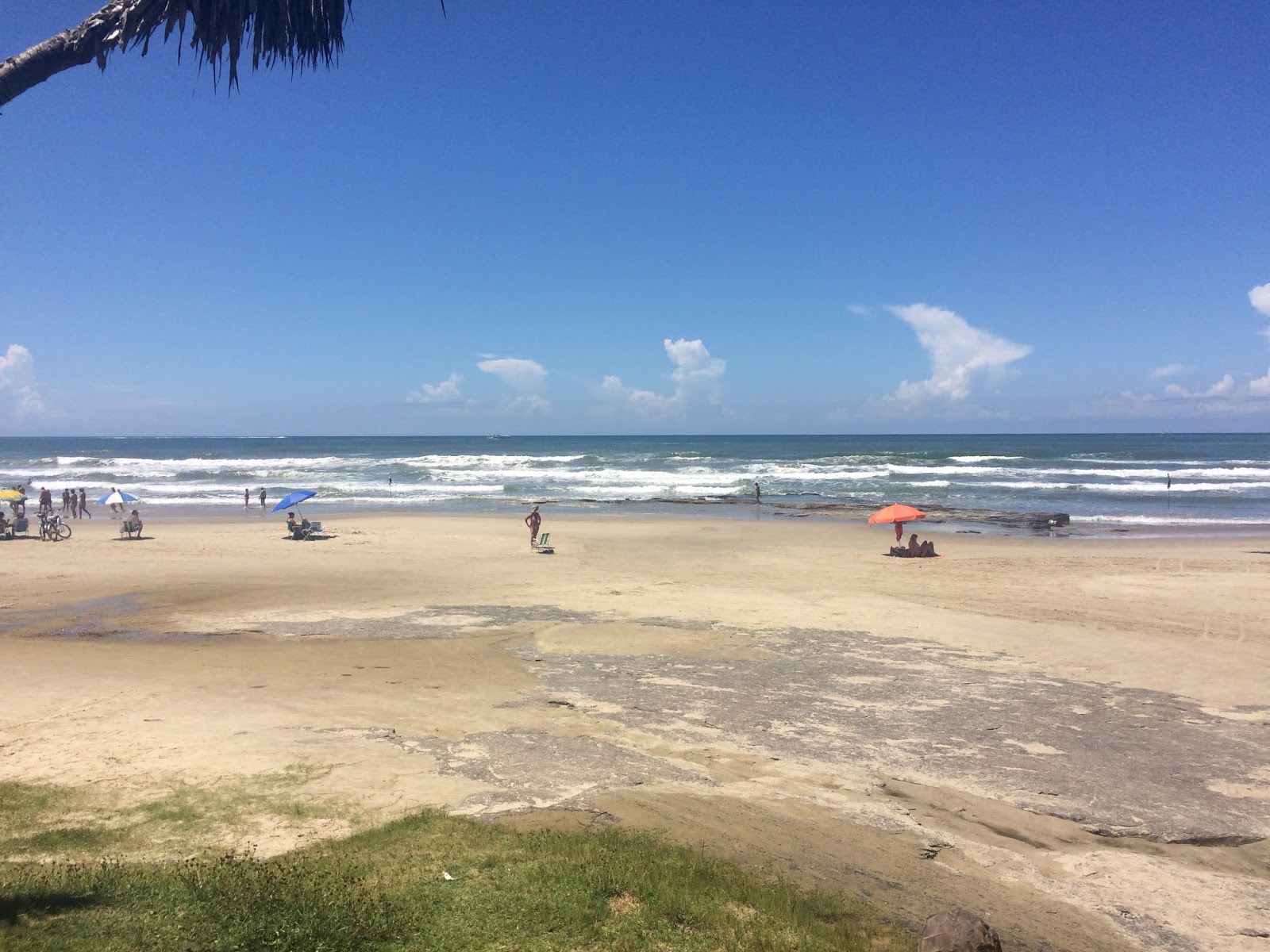 Foto von Cal Beach II mit heller sand Oberfläche