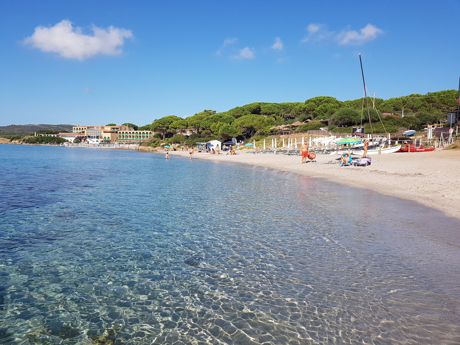 Fotografija Bombarde plaža z turkizna čista voda površino