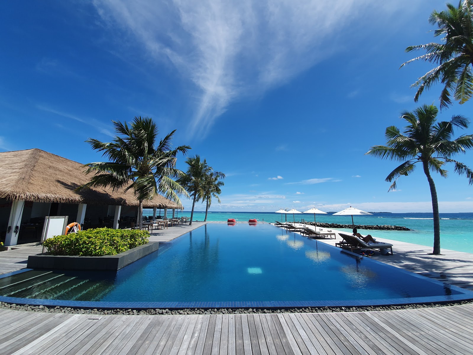 Foto de Noku Resort Beach con agua cristalina superficie