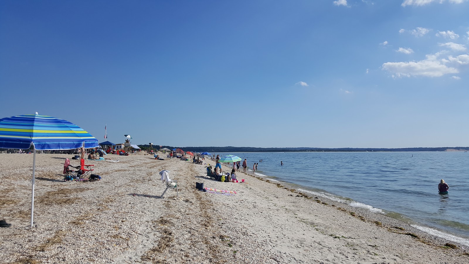 Fotografie cu West Meadow Beach cu o suprafață de apă pură albastră
