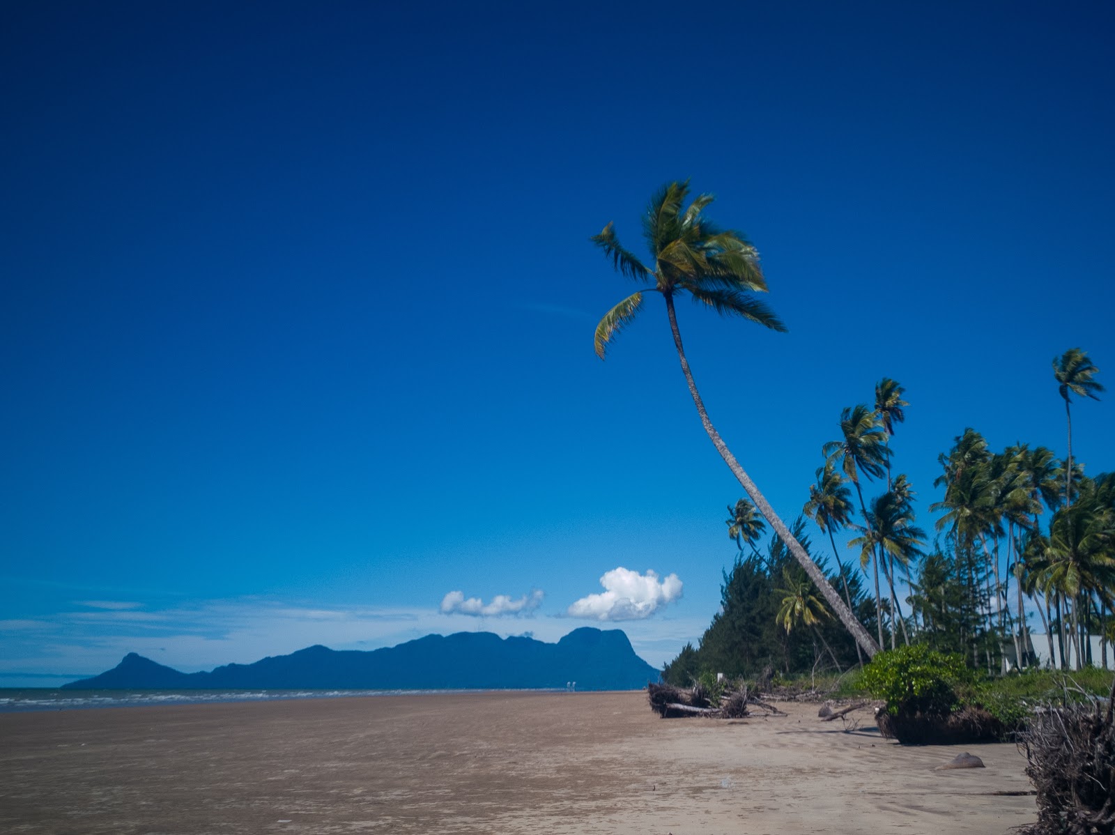 Foto von Golden Beach Trombol mit feiner beiger sand Oberfläche