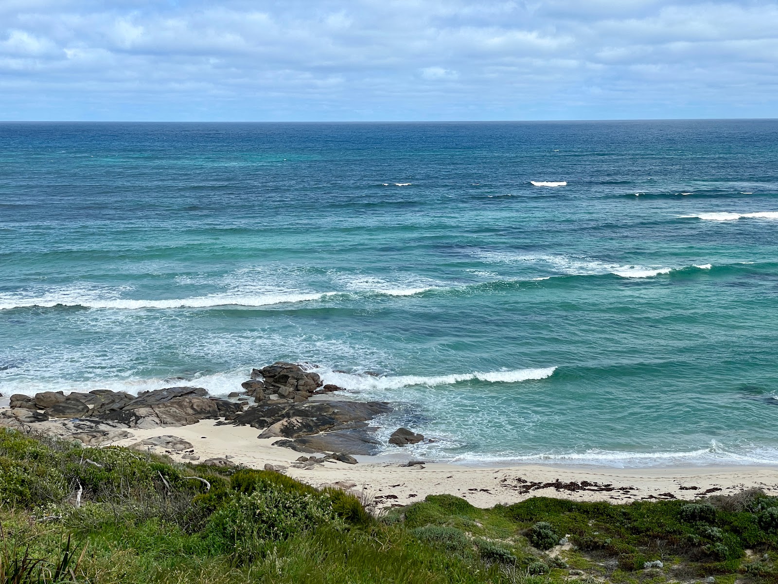 Foto de Redgate Beach localizado em área natural