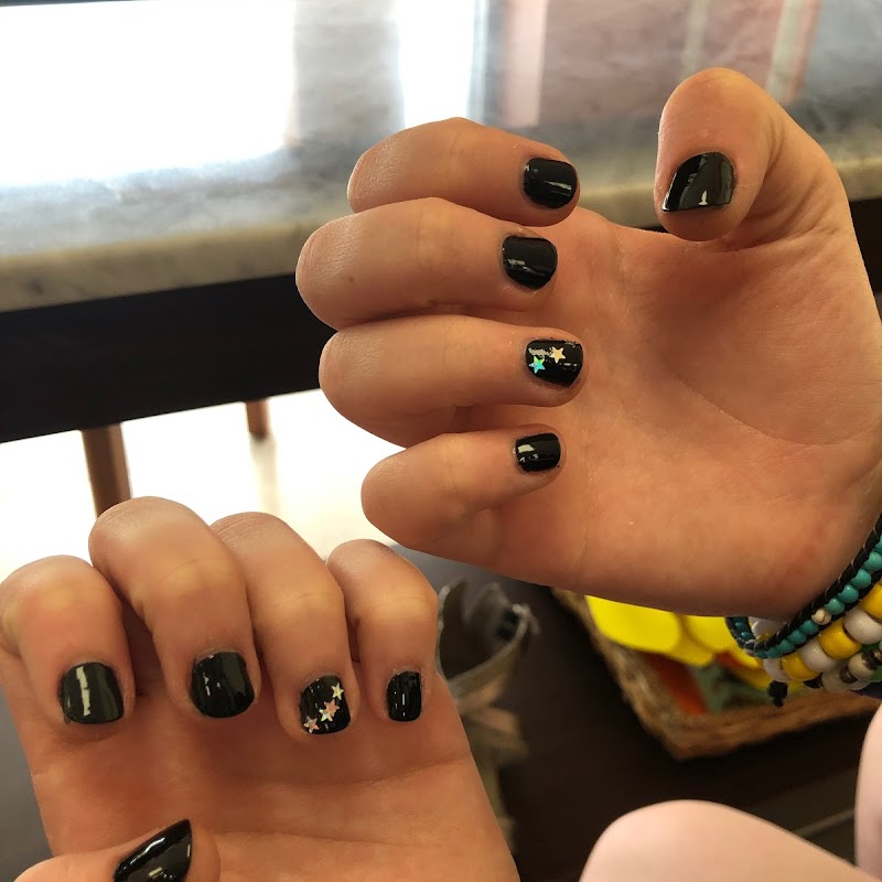 L E Nails