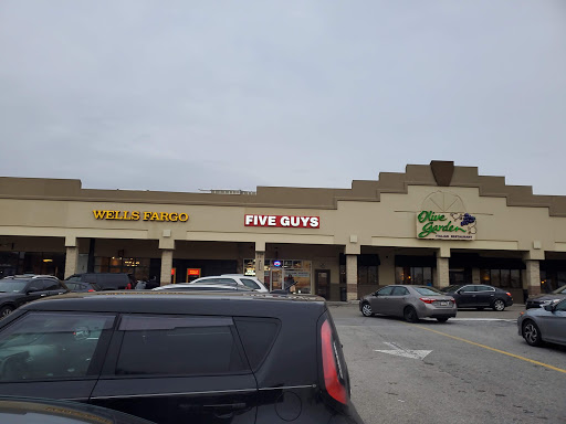 Shopping Mall «Bala Cynwyd Shopping Center», reviews and photos, 59 E City Ave, Bala Cynwyd, PA 19004, USA