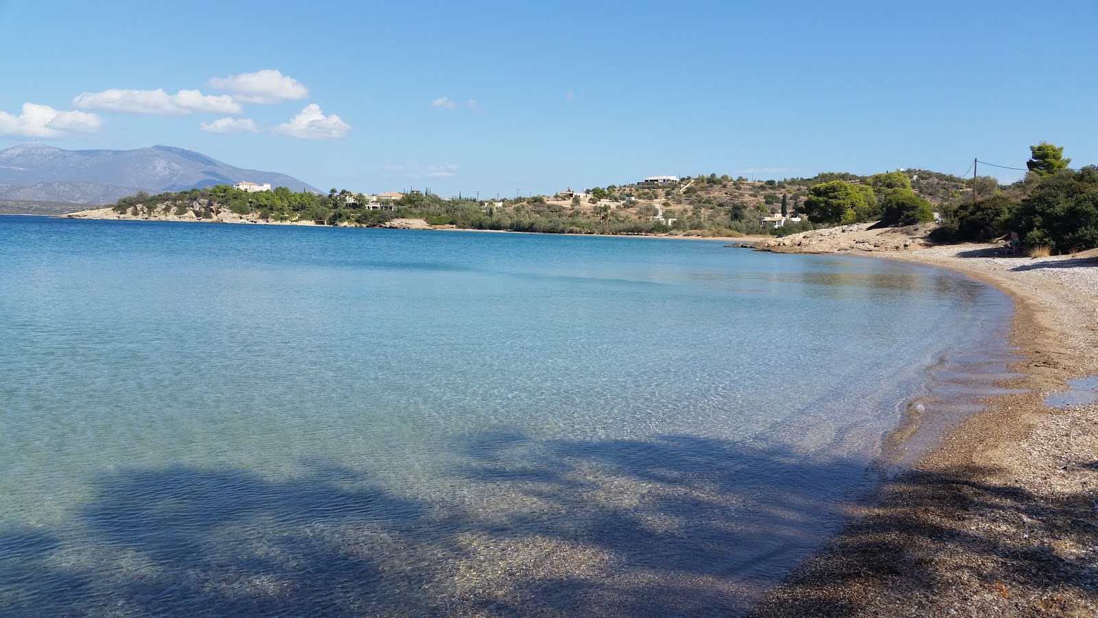 Fotografija Bouka beach z kevyt hiekka ja kivi površino