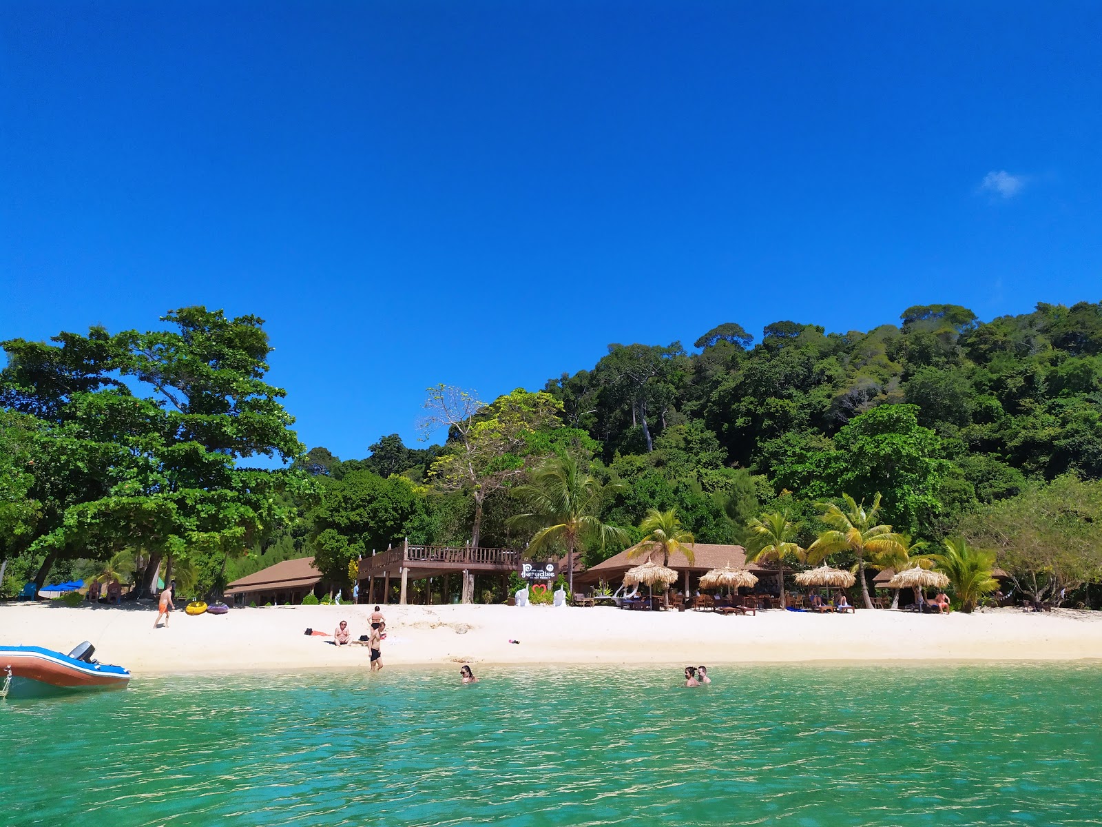 Fotografija Koh Ngai Paradise Beach delno hotelsko območje