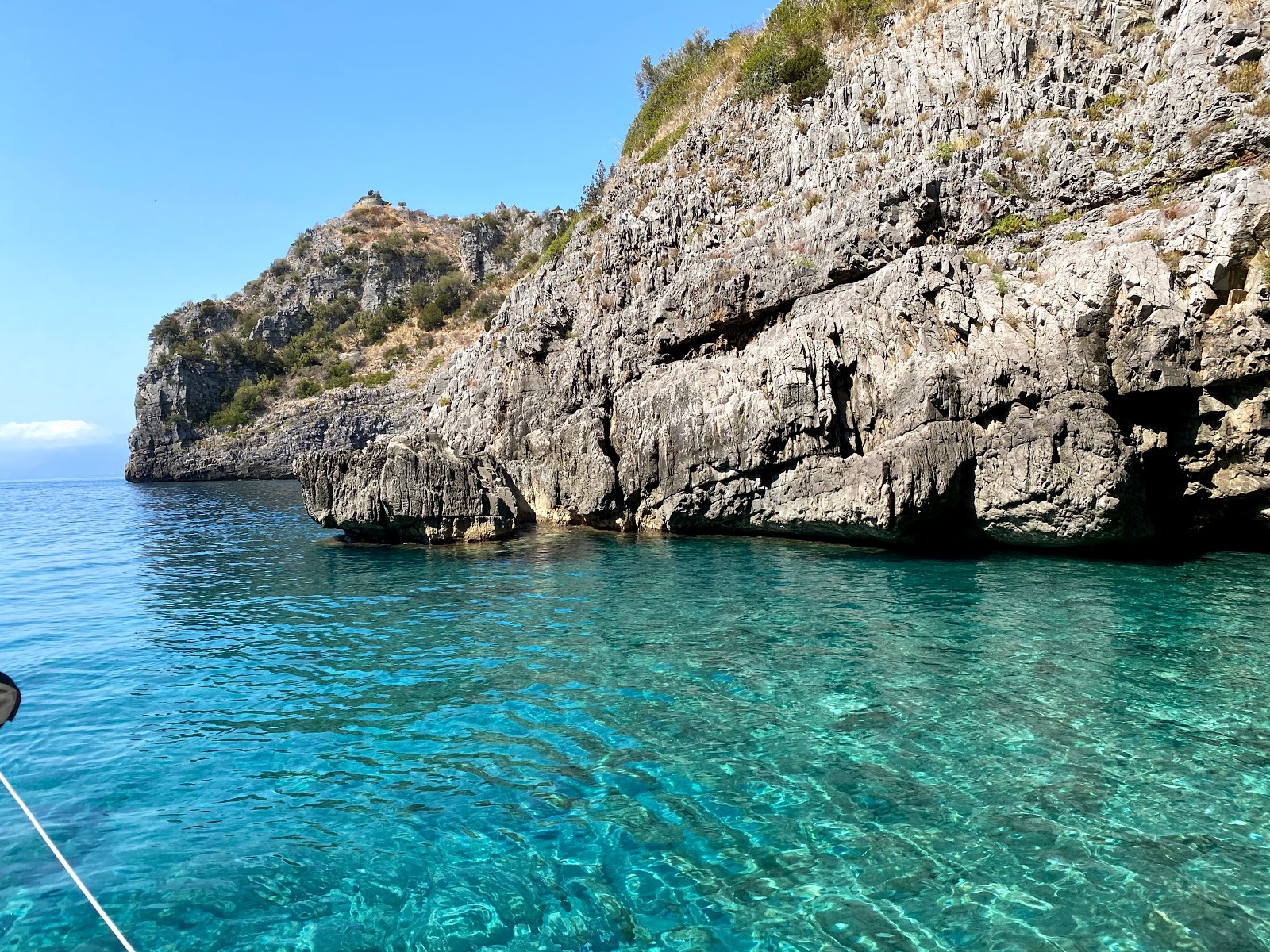 Valokuva Spiaggia Di Mezzanotteista. pinnalla sininen vesi:n kanssa