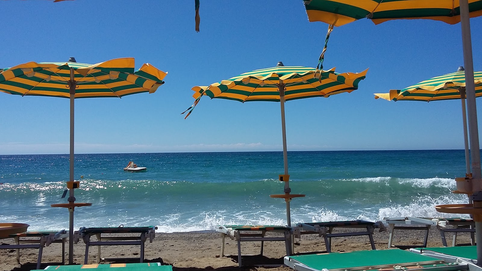 Foto af Capo Nero beach med rummelige multi -bugter