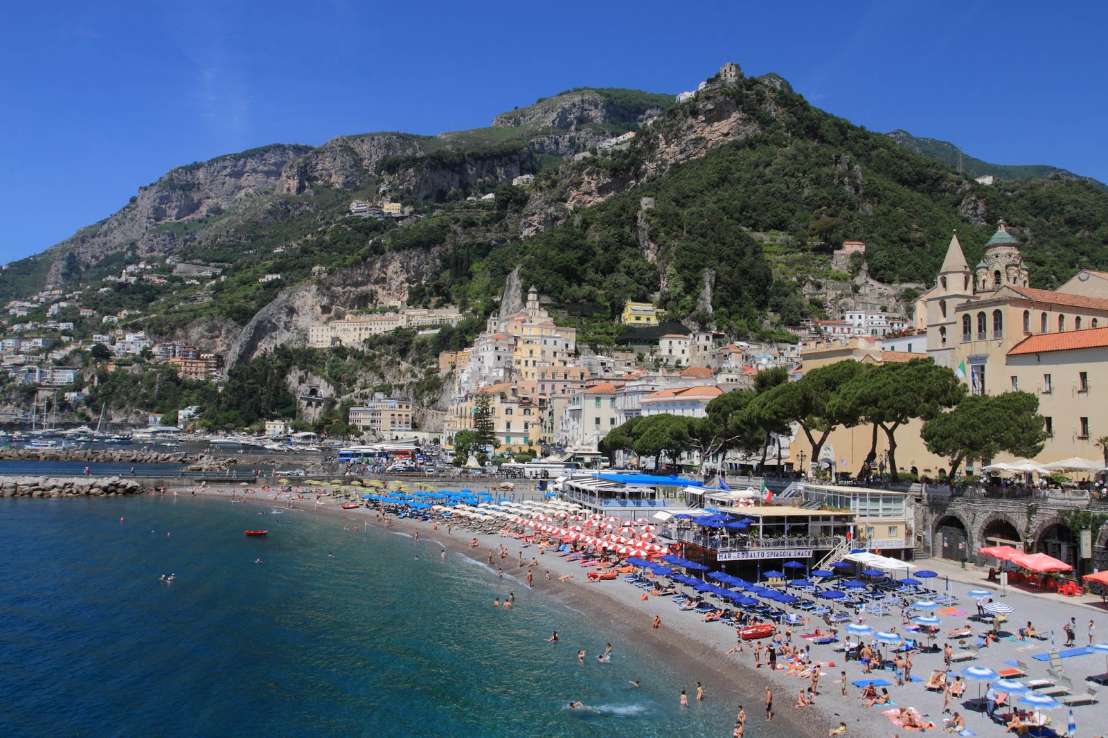 Foto av Amalfi beach med blå rent vatten yta
