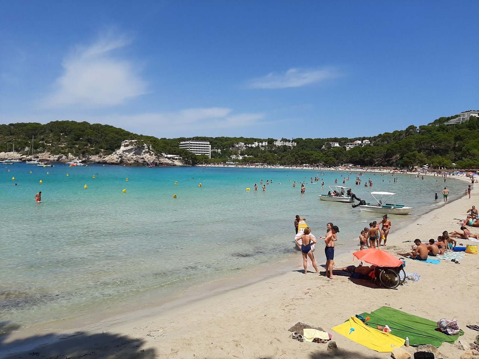 Valokuva Cala Galdana Rantaista. pinnalla hienoa beige-hiekkaa:n kanssa