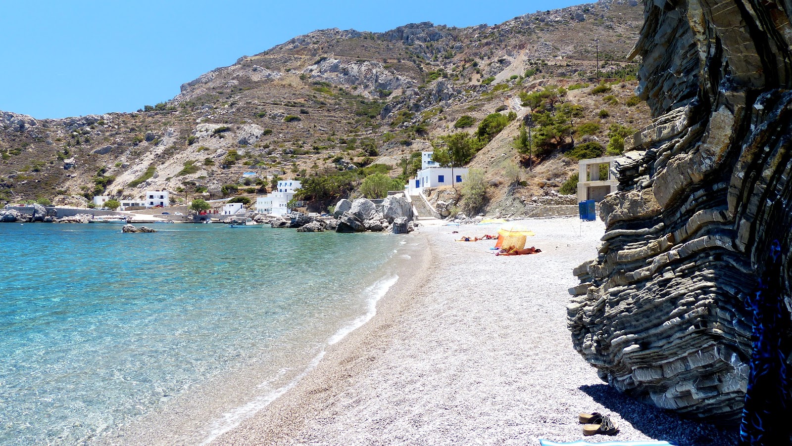 Foto van Agios Nikolaos beach ondersteund door kliffen