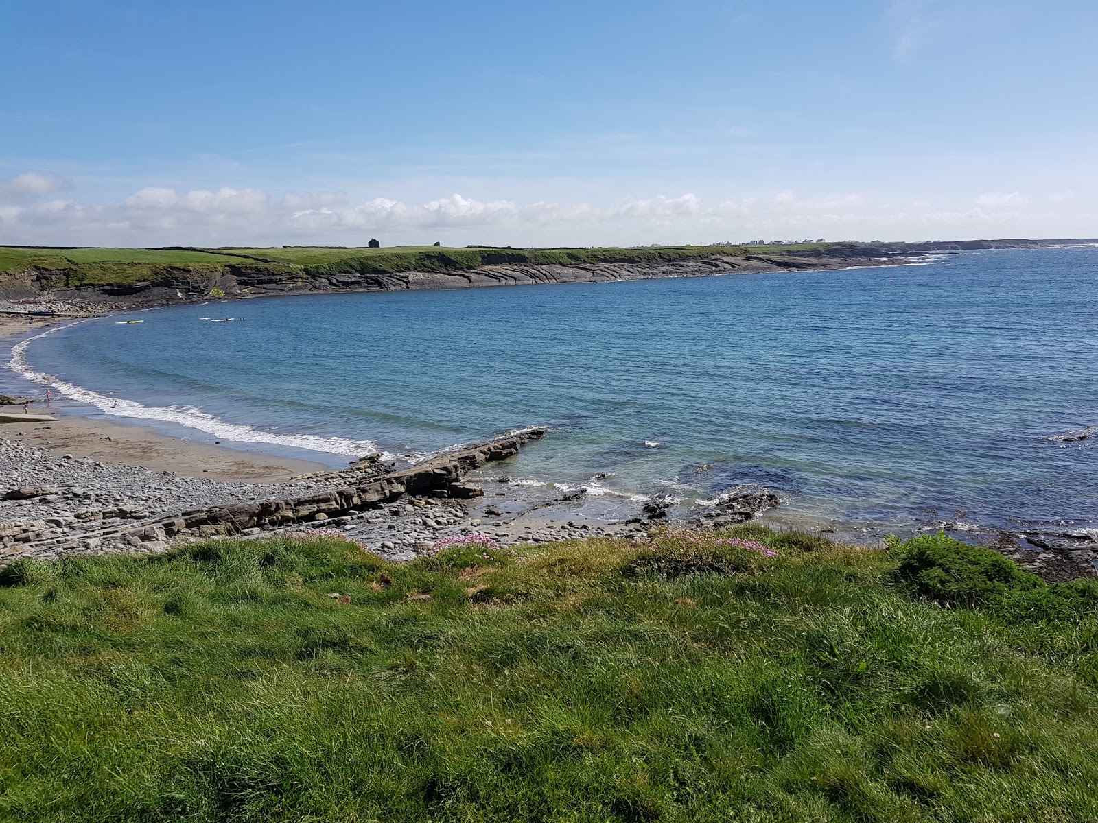 Foto di Whitestrand Beach con una superficie del sabbia beige e ciottoli