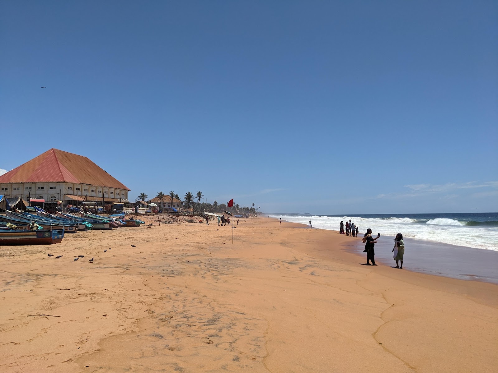Foto von Shangumugham Beach mit beiger sand Oberfläche
