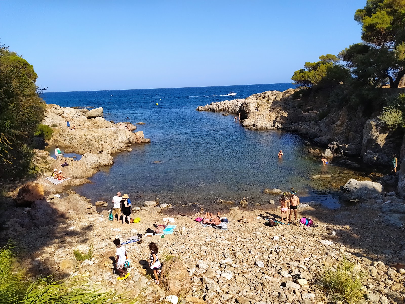 Foto van Cala Pedrosa met rotsachtig terrein oppervlakte