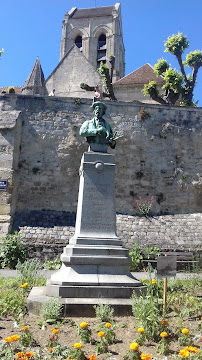 Statue de Charles François Daubigny du Restaurant français Le Chemin des Peintres à Auvers-sur-Oise - n°1