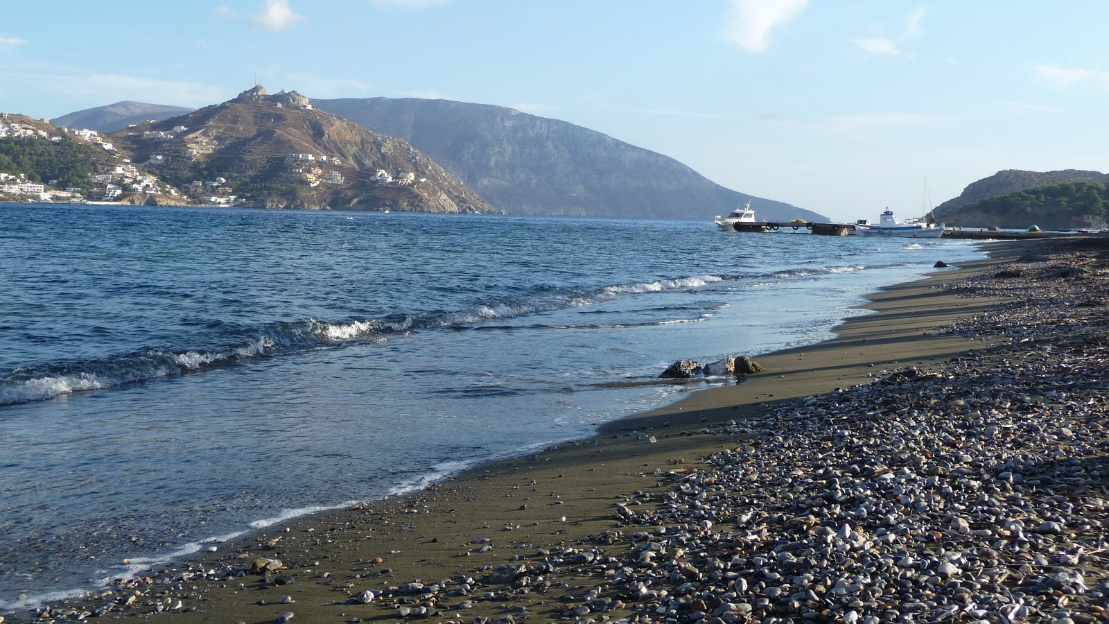 Foto de Paralia Telendou II con arena/piedras marrón superficie