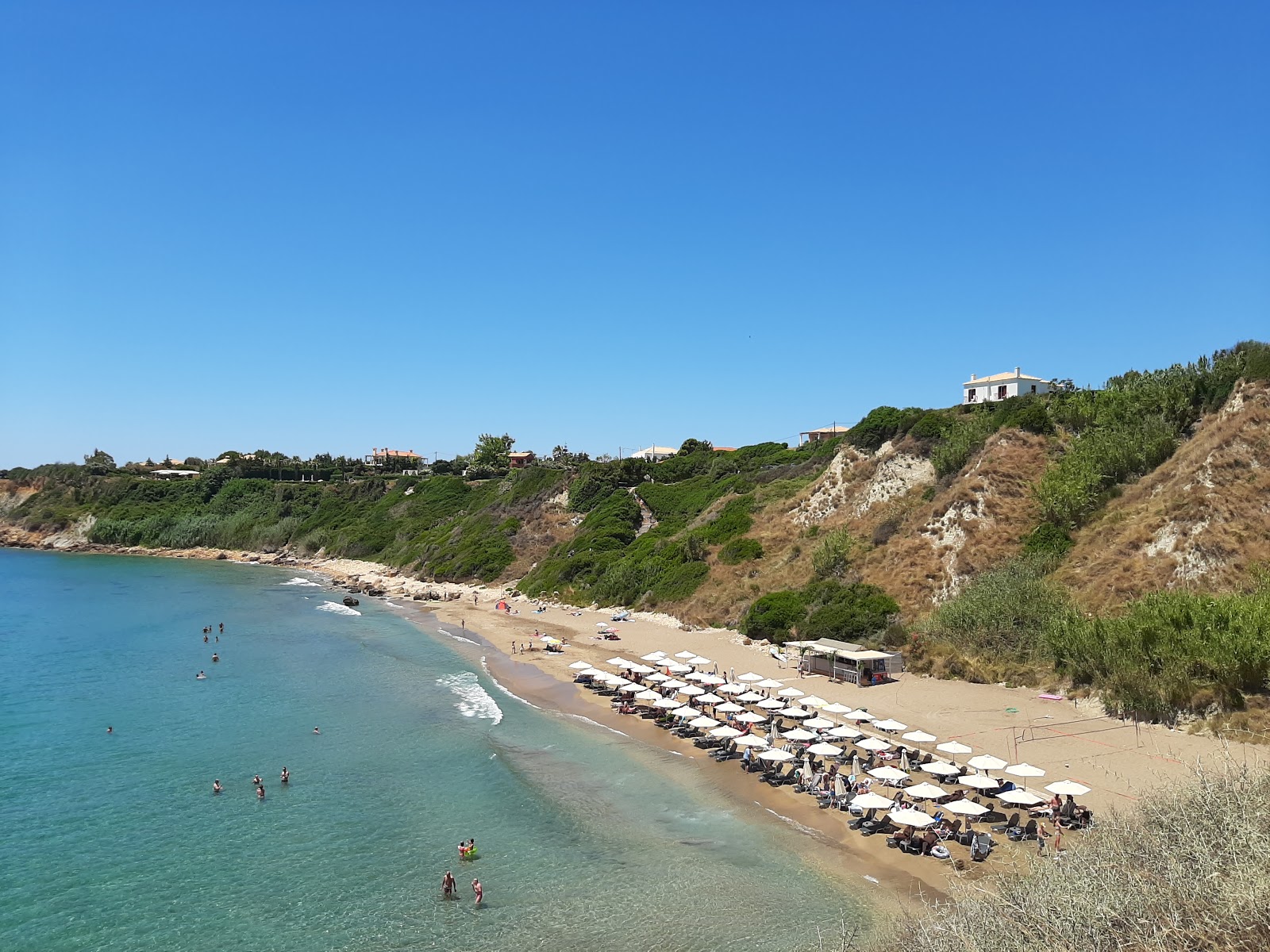 Foto van Agios Chelis beach met licht groen water oppervlakte