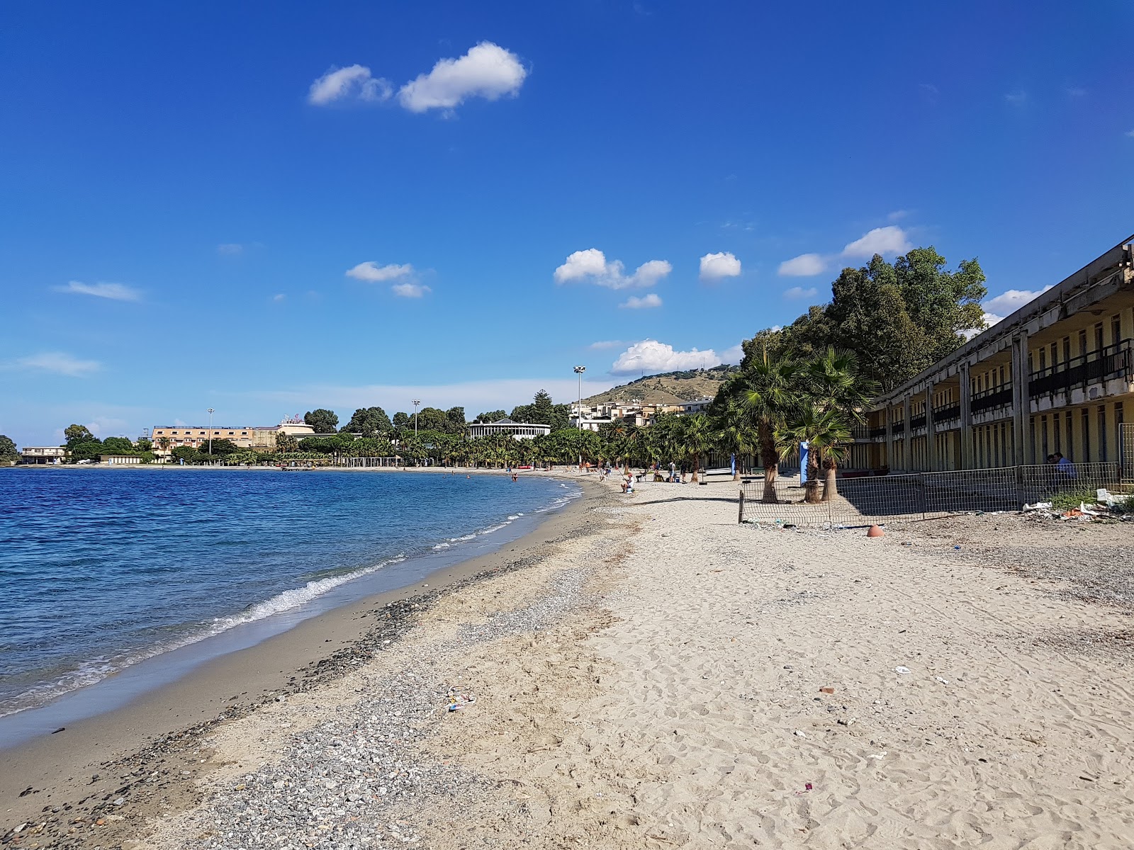 Foto von Spiaggia Reggio di Calabria mit schwarzer sand & kiesel Oberfläche