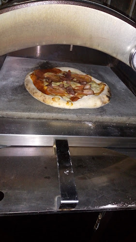 Momo pizza