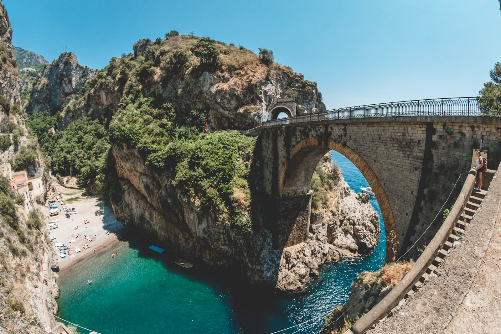 Spiaggia di Furore'in fotoğrafı mavi saf su yüzey ile