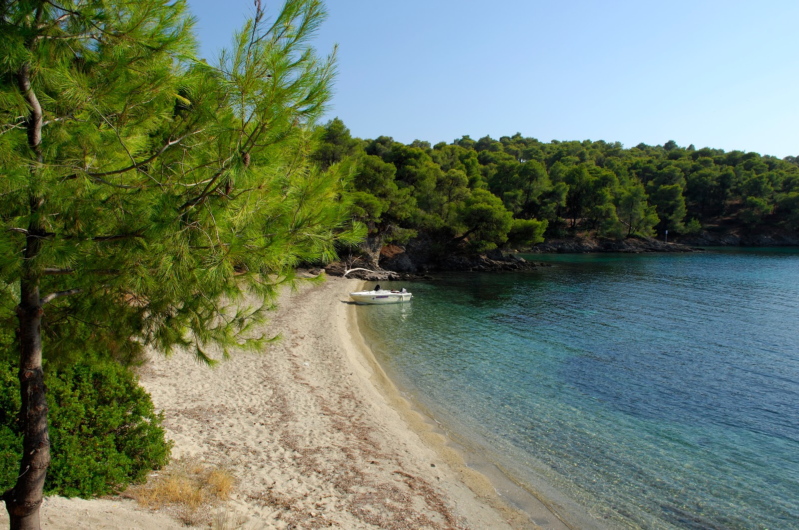 Valokuva Kohi beach IIista. pinnalla kirkas hiekka:n kanssa