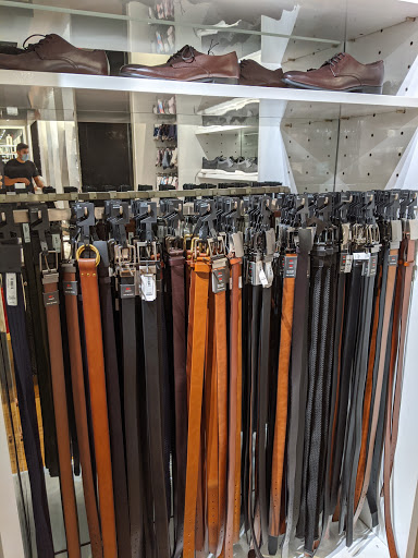 Clothing Store «Express», reviews and photos, 3101 Steinway St, Astoria, NY 11103, USA