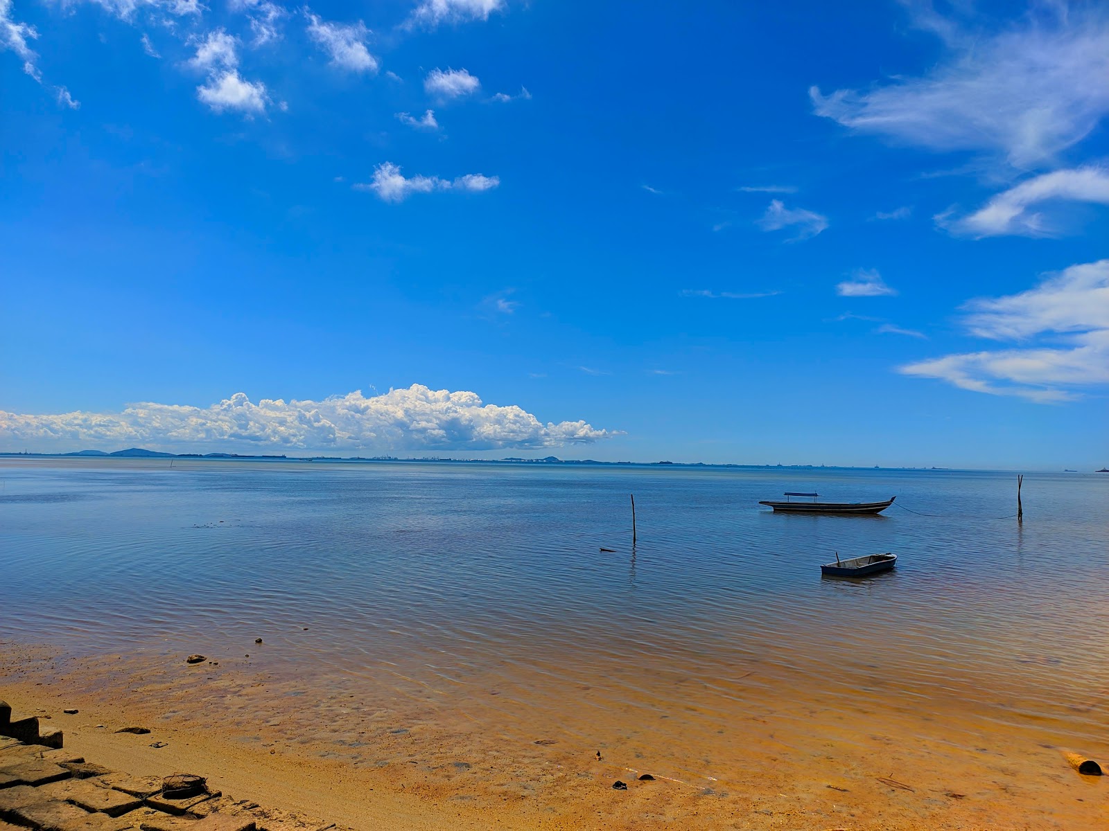 Foto de Pantai Tj. Bemban com água turquesa superfície