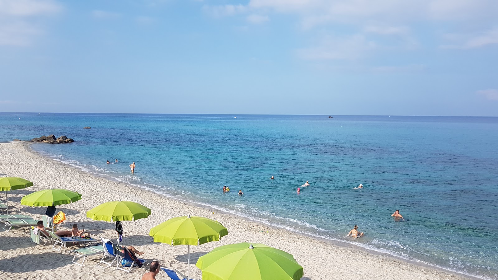 Φωτογραφία του Torre Ruffa Beach με άσπρη άμμος επιφάνεια