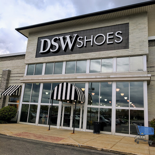 Shoe Store «DSW Designer Shoe Warehouse», reviews and photos, 4039 Richmond Rd, Warrensville Heights, OH 44122, USA