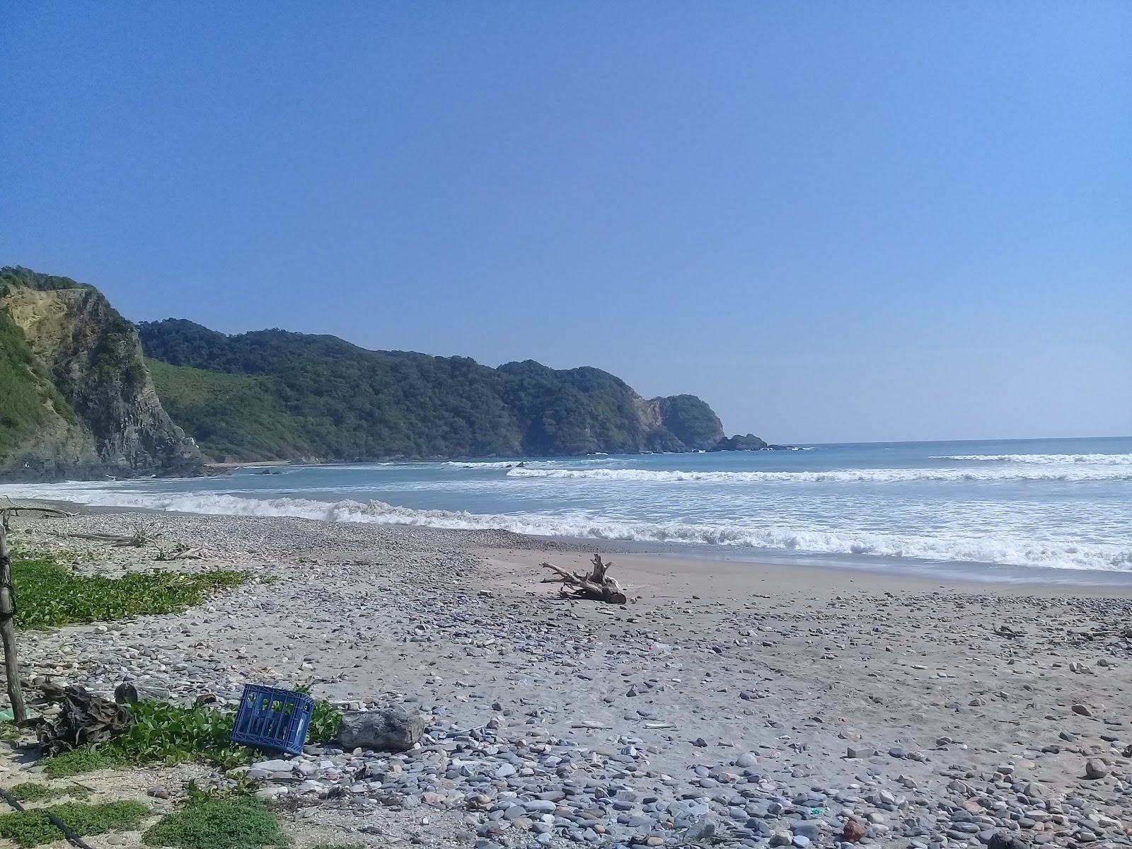 Foto av Playa Zapote de Tizupan med musta hiekka ja kivi yta