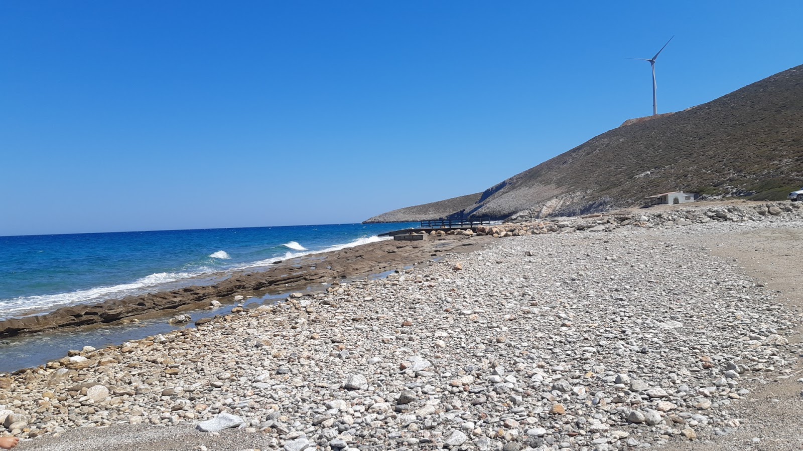 Foto de Aile beach com areia cinza e pedras superfície