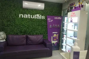 Naturals Unisex Salon - Kodungaiyur image