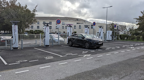 Borne de recharge de véhicules électriques IONITY Station de recharge Coquelles