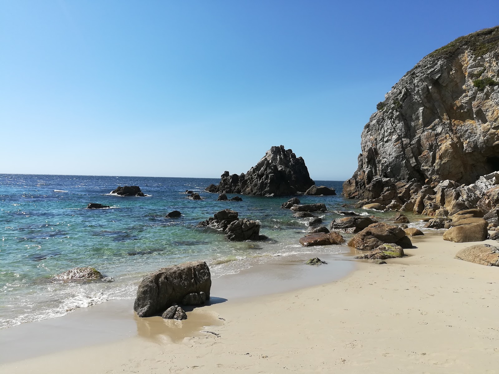 Foto di Plage des Charettes circondato da montagne