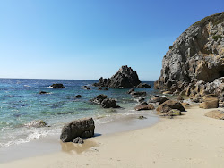 Plage des Charettes'in fotoğrafı dağlarla çevrili