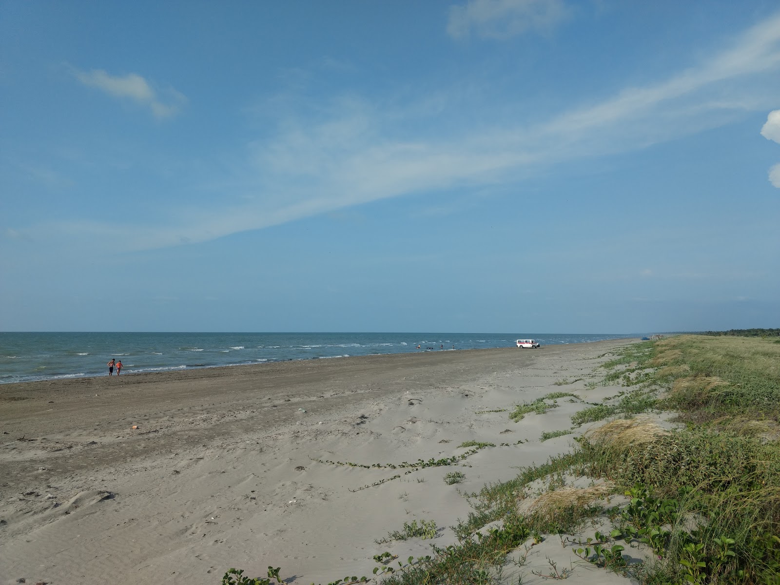 Valokuva Playa El Pirataista. pinnalla kirkas hiekka:n kanssa