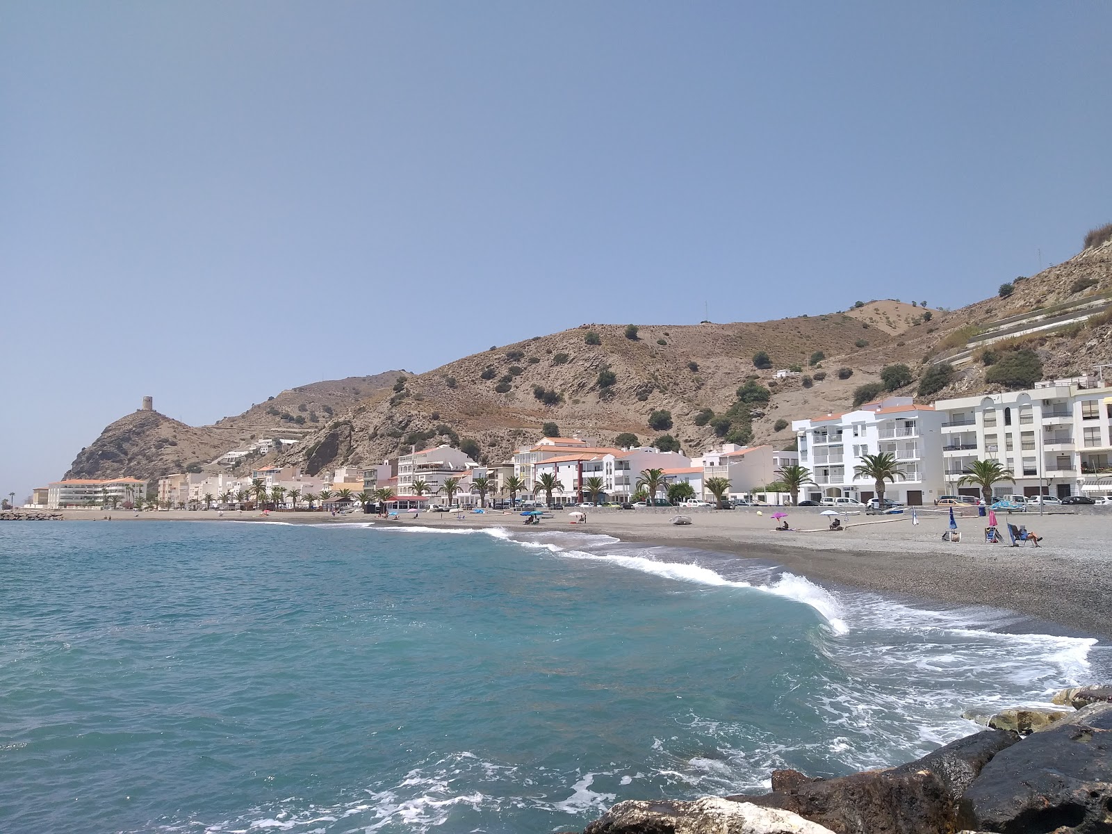 Foto di La MamoLa beach con baie grandi